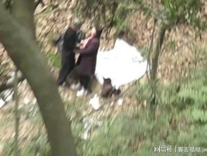 53 岁大妈山坡娱乐活动，边锻炼边享受，释放身心压力