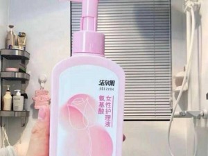 女人生殖下面欣赏SAWW产品：新一代私密护理液，温和不刺激，让你享受清新舒适的私密体验