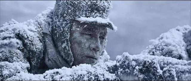 两座雪白玉峰在瞬间弹跳而出，令人惊叹的画面令人难以忘怀