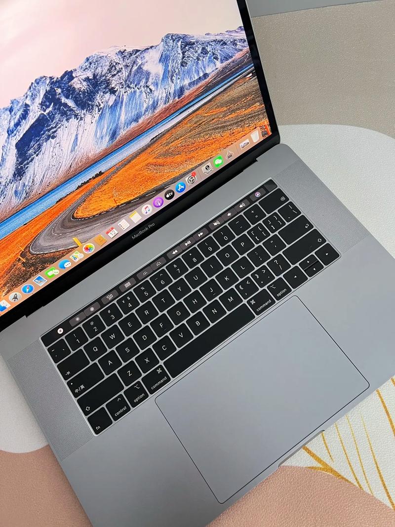 1819 岁的 macbookpro，视网膜显示屏，操作流畅，使用方便